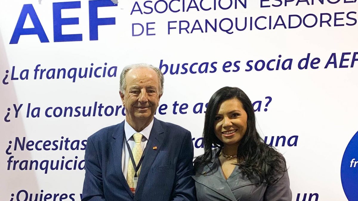Eduardo Abadía, Director General de la AEF y Pamina González en el stand de AEF en FANYF 2019